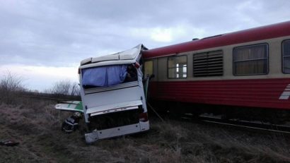 [FOTO] Autocar spulberat de un tren în vestul ţării. O persoană a fost transportată la spital