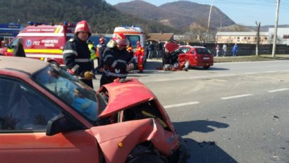 [FOTO] Accident pe DN 7 soldat cu doi răniți, dintre care unul încarcerat