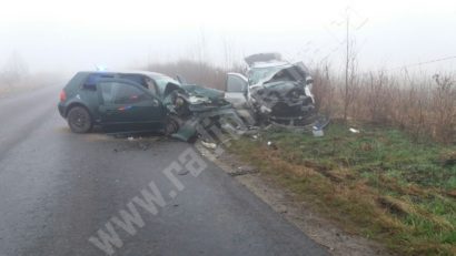 [FOTO] Grav accident de circulaţie în Caraş-Severin. 6 persoane au fost transportate la spital