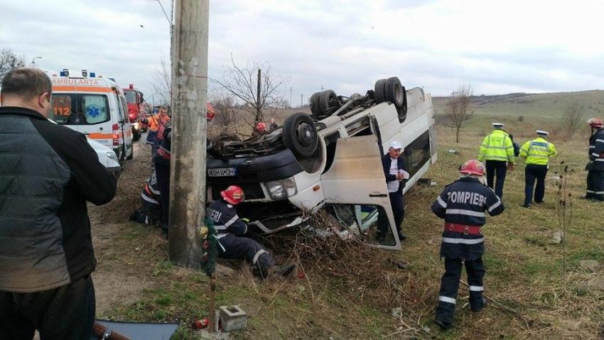 [FOTO] Microbuz cu elevi, răsturnat pe şoseaua dintre Deva şi Hunedoara. 13 copii au ajuns la spital