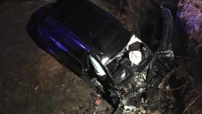 [FOTO] Accident şocant în vestul ţării. Trei morţi şi doi răniţi după ce maşina în care se aflau, s-a înfipt într-un cap de pod