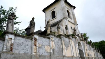 Povestea bisericii româneşti unice în lume: jumătate ortodoxă, jumătate catolică