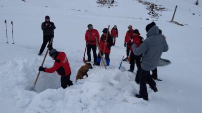 Salvatorii reiau căutările în Munţii Călimani, pentru găsirea celui de-al doilea pompier surprins de avalanşă!