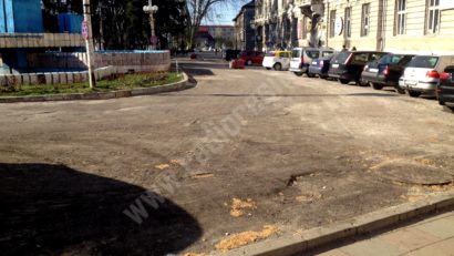 Lucrările din centrul municipiului Caransebeş, blocate de „staţia de asfalt”