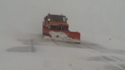 Drumarii urcă pe Transalpina cu utilajele de deszăpezire