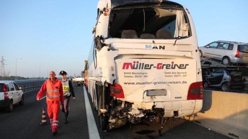 Accident cu cel puțin 40 de răniți pe o autostradă din Italia