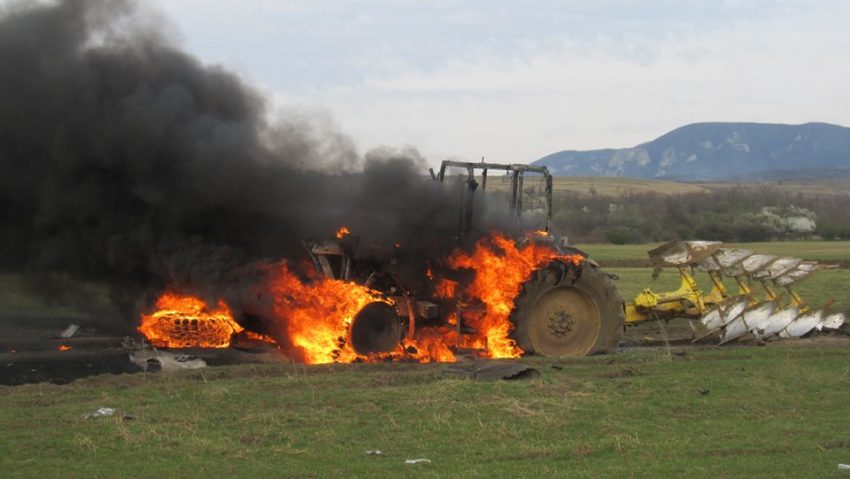 [FOTO] Un tractor a luat foc şi s-a făcut scrum pe un drum din Caraş-Severin