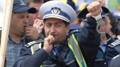 Protestele polițiștilor vor continua pentru măriri salariale