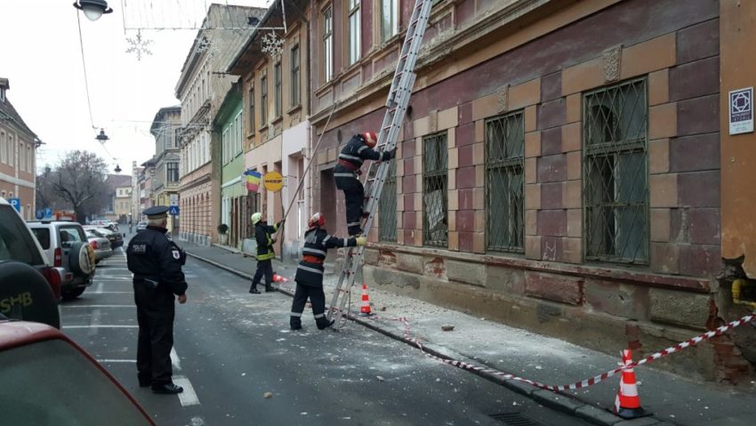 Un bărbat a ajuns la spital după ce o bucată de tencuială ce i-a căzut în cap