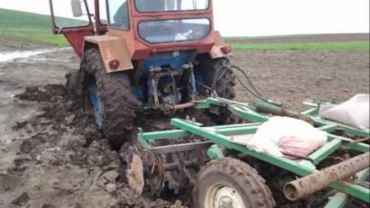 Ploile de sezon şi noroaiele din câmp întârzie lucrările agricole din Caraş-Severin