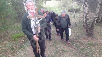 [FOTO] Calea Sfintei Cruci la Gărâna: Drumul vieţii reconstituit de credincioşii romano-catolici