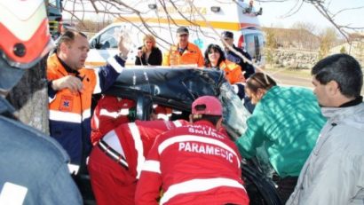 Un microbuz şcolar implicat într-un accident în judeţul Mehedinţi. Un copil e în stare gravă