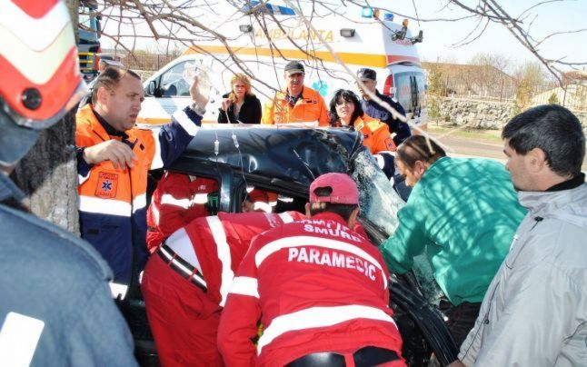 Un microbuz şcolar implicat într-un accident în judeţul Mehedinţi. Un copil e în stare gravă