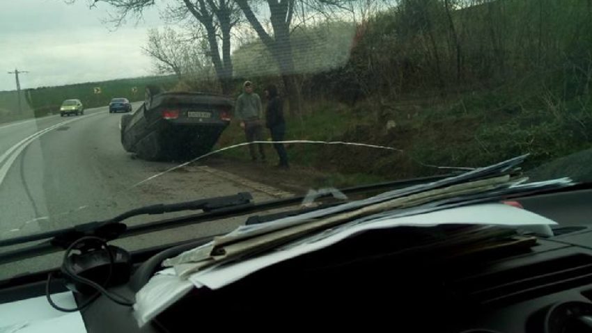 [FOTO] BMW cu roţile-n sus pe marginea drumului