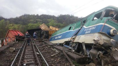 CFR SA: Continuă operaţiunile de ridicare a vagoanelor şi a locomotivei. Trenurile circulă pe rute ocolitoare