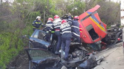 Accident extrem de grav în Olt. Un tir și două mașini implicate