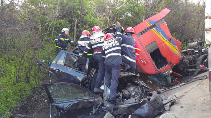 Accident extrem de grav în Olt. Un tir și două mașini implicate