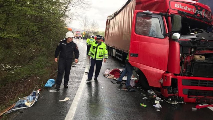 3 tiruri implicate într-un grav accident de circulație în vestul țării