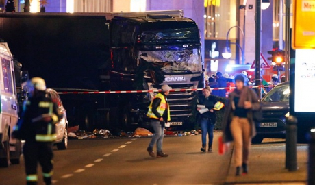 13 oameni au murit, după ce un camion a intrat într-o mulţime de manifestanţi