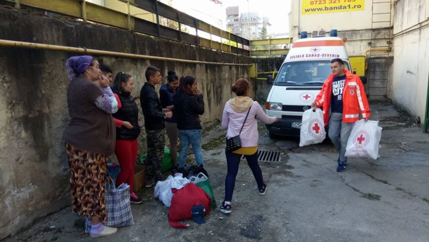 Cine pe sărac ajută, pe Dumnezeu împrumută