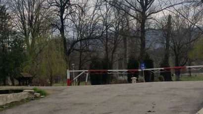 Barieră cu taxă pentru şoferii care ţin neapărat să parcheze în Parcul Teiuş din Caransebeş