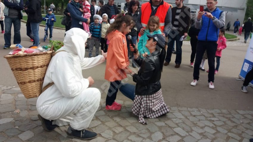 [FOTO] Radio Reşiţa şi Crucea Roşie, filiala Caraş-Severin, au împărţit zâmbete şi daruri copiilor din municipiu