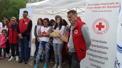 De ziua lor, voluntarii Crucii Roşii din Caraş-Severin continuă să-şi ajute semenii!