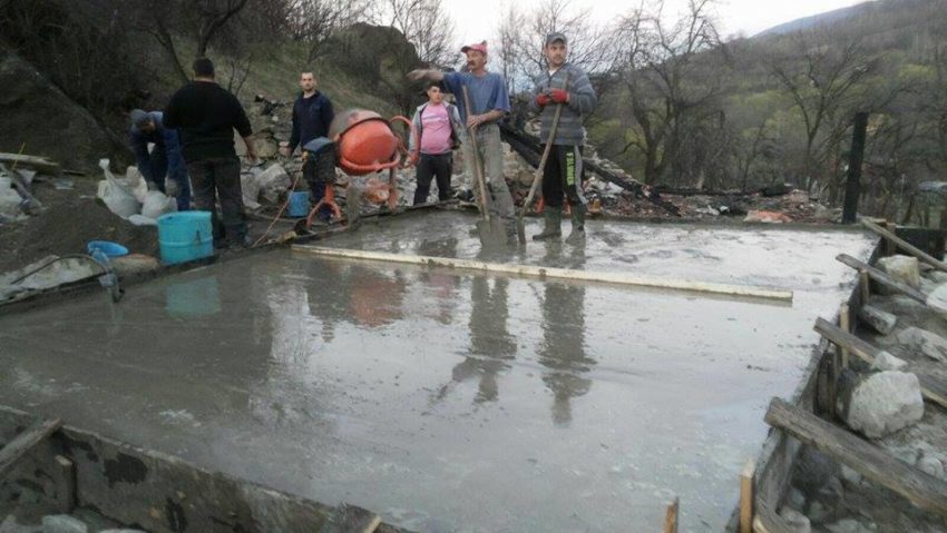 [FOTO] Un pompier din Uricani zidește un adăpost pentru un vecin rămas pe drumuri în urma unui incendiu