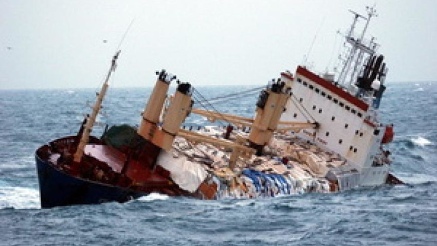 O navă cu 12 marinari la bord a naufragiat în Marea Neagră