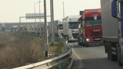 Aglomeraţie la frontiera de vest. Şoferii de camioane aşteaptă ore întregi să iasă din ţară