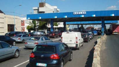 Arad: 34 de imigranţi din ţări asiatice au fost depistaţi ascunşi într-un TIR şi un autocar