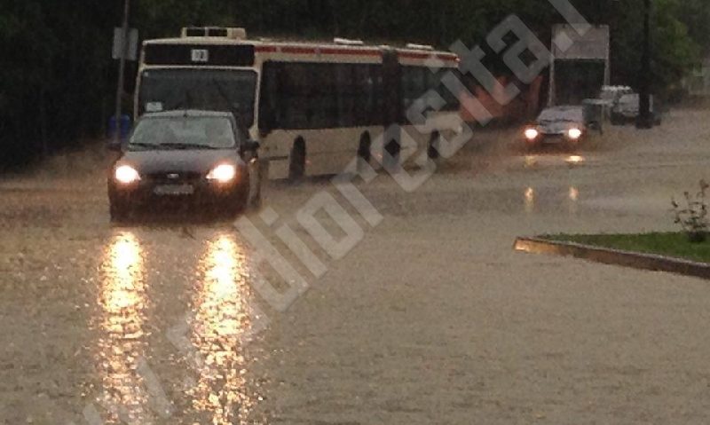 [FOTO] Ploaia torențială a îngreunat traficul în Reșița