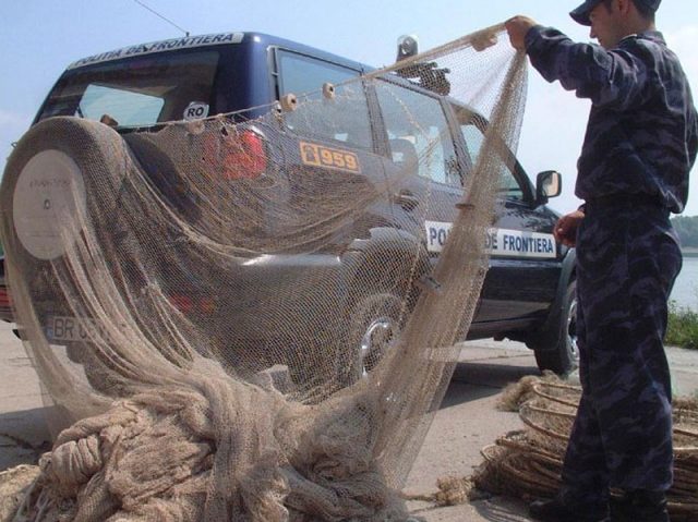 Unelte de pescuit interzise de lege confiscate de poliţiştii de frontieră din Mehedinţi!