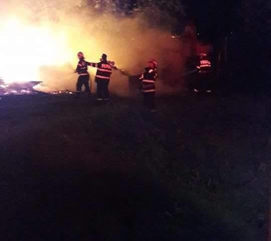 Incendiu la o fermă din Arad, în plină noapte