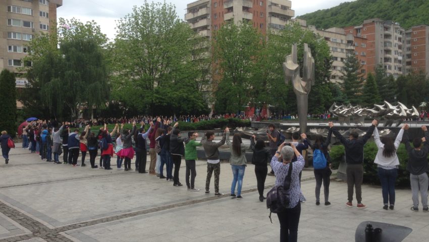 [FOTO] Peste 200 de tineri reşiţeni au format în Centrul Civic un lanţ al solidarităţii