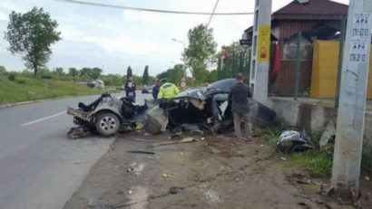 Accident de circulație teribil. Autoturismul s-a rupt în două