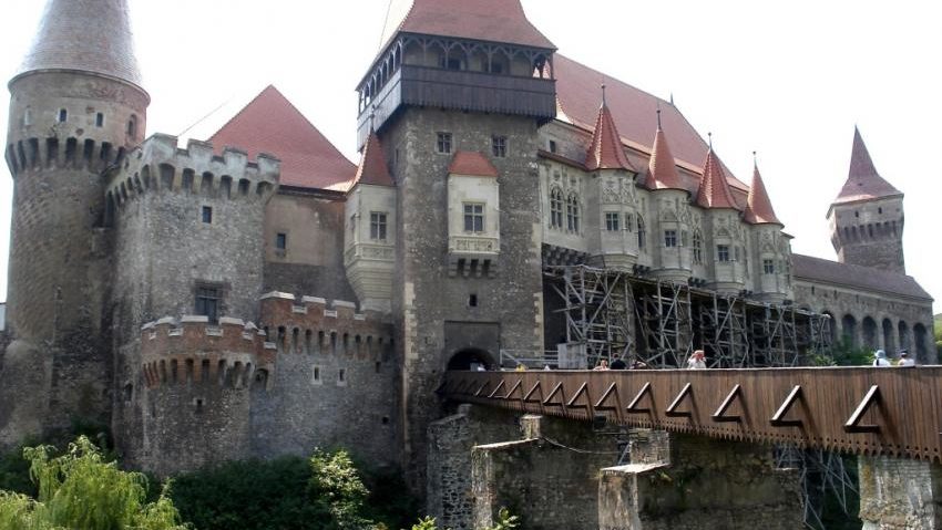 Castelul Corvinilor va fi restaurat prin fonduri europene