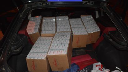 90.000 de ţigarete de contrabandă şi două autoturisme, confiscate de poliţiştii reşiţeni