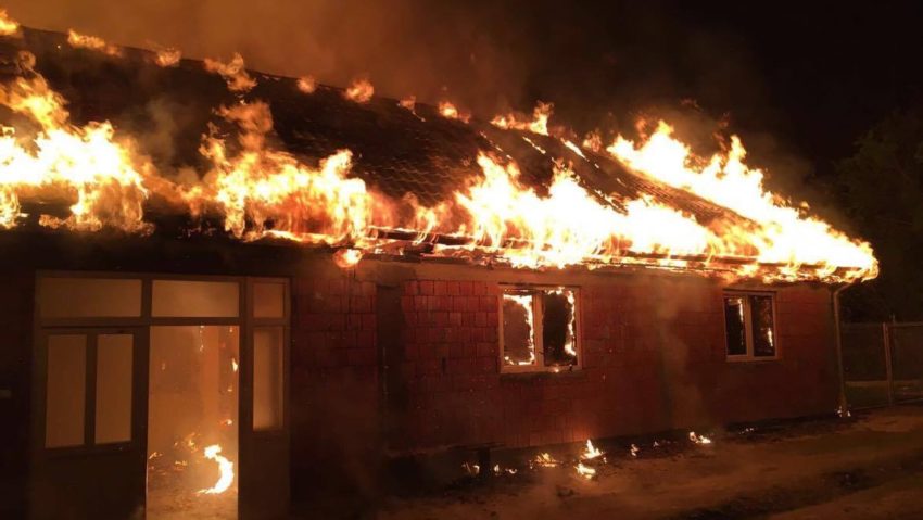 [FOTO] Casă mistuită de flăcări în localitatea Răchitova