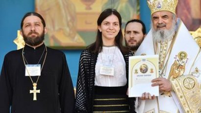 [FOTO] De vorbă cu Anita Radics, laureata Concursului național de creație ”Icoana și Școala mărturisirii”, premiată de Preafericitul Patriarh Daniel și cu mentorul ei,părintele Mihai Ciucur