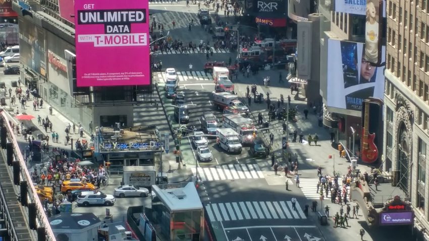 Accident în Times Square. O mașină a intrat în plin în pietonii de pe trotuar