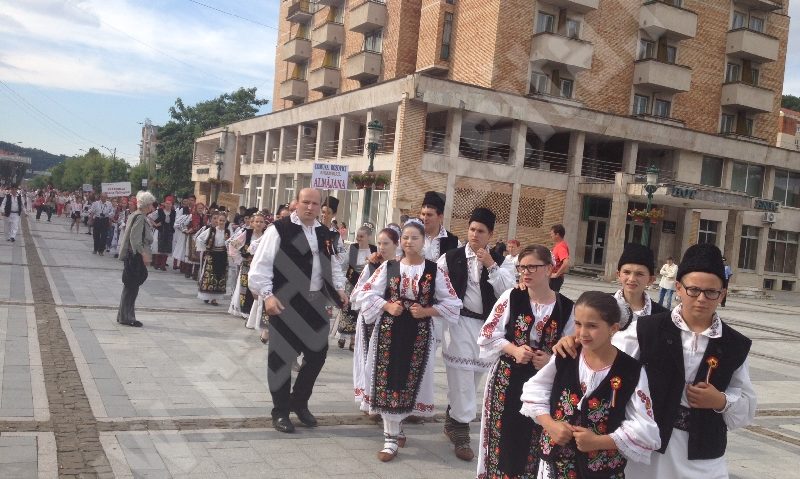 [FOTO] Sute de reșițeni au cinstit astăzi ia și brâul bănățean în Centrul Civic