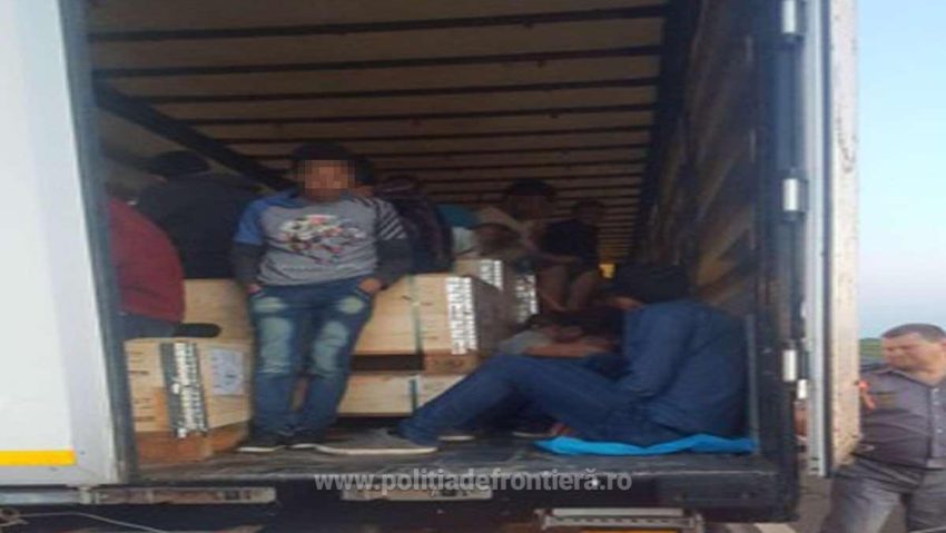 Descoperire fabuloasă la Nădlac. Aproape 100 de migranţi ascunşi într-un camion