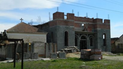 Primăria Măureni pusă pe fapte mari: S-au reluat lucrările la biserica din localitate