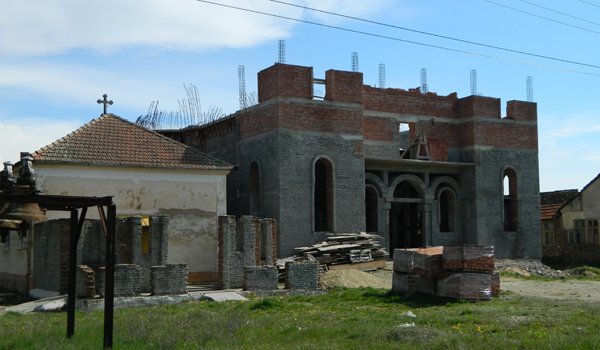 Primăria Măureni pusă pe fapte mari: S-au reluat lucrările la biserica din localitate