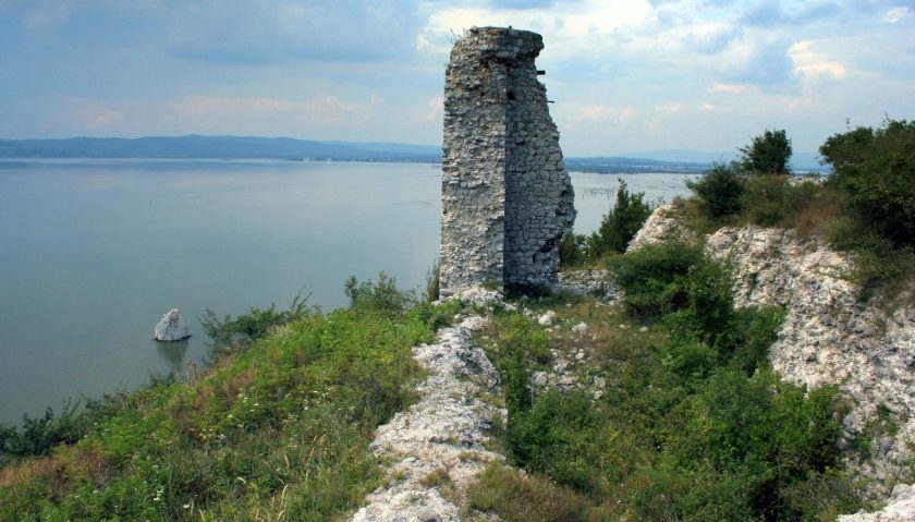 [FOTO] Coronini: Misterioasele ruine ale cetăţii Ladislau, într-un amplu proiect de reamenajare