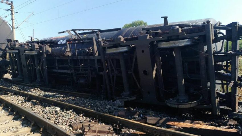 Tren încărcat cu motorină, deraiat pe calea ferată