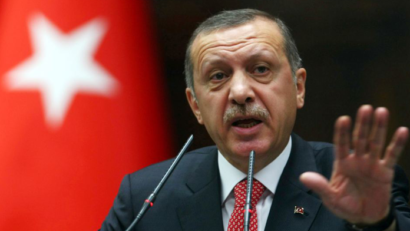 Erdogan „nu ar trebui să arunce cu pietre”