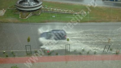 [FOTO-VIDEO] Inundaţie în Lunca Pomostului, dar şi în Centru