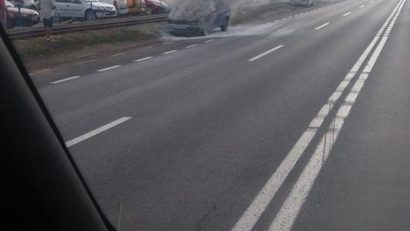 O mașină a luat foc pe un bulevard din Arad